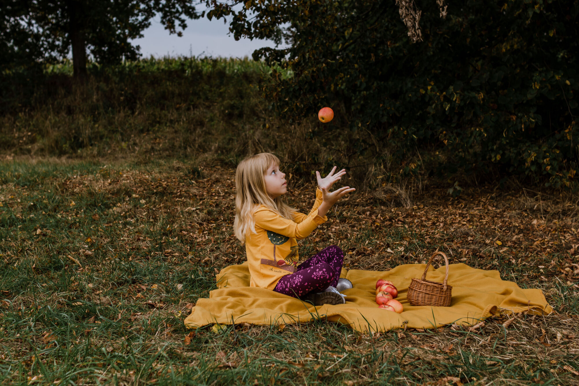 jak fotit přírodu - podzimní focení venku, dětská fotografie